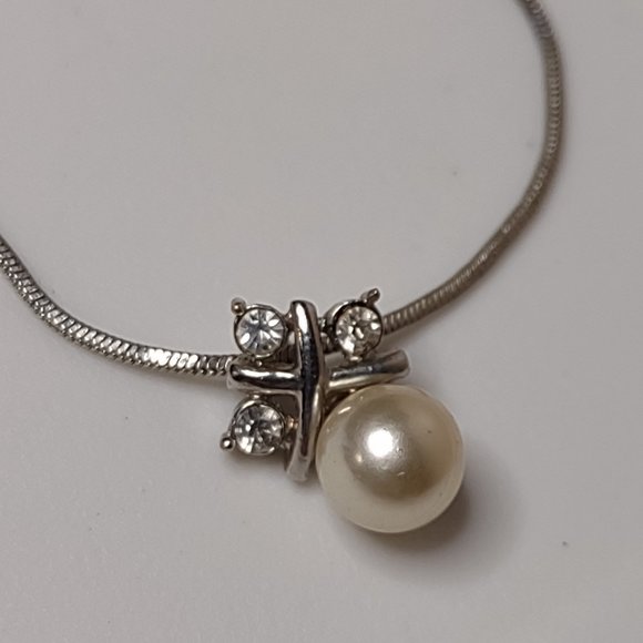 Vintage Avon Silver Tone And Faux Pearl Pendant Necklace Adjustable 16 To 18.5 - Picture 3 of 9